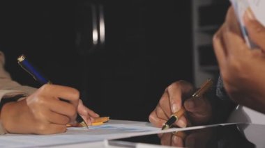 Ofiste kağıda yazı yazan iş adamının resmini kapat