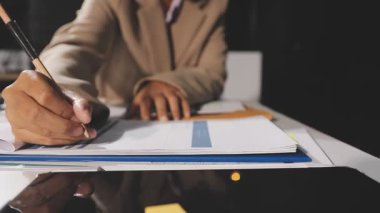 iş adamı el yazısı defterde