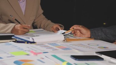 Ofiste çalışan iş adamları. Takım çalışması, beyin fırtınası.