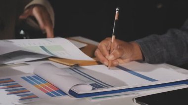 İş adamları ofiste toplanıp çalışıyor.