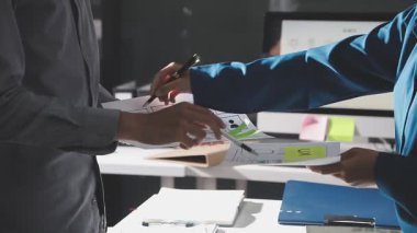 işadamı finansal raporla çalışma