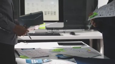 İş adamları ekibi ofiste beyin fırtınası yapıyor..