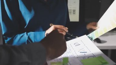 Bir iş planının arka planında bir işaretle iş adamının ellerine yakın çekim