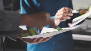 ofis kağıt üzerinde yazılı iş adamı.