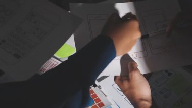 Ofiste tablet üzerinde çalışan tasarımcının yakın görünümü