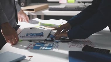 Modern ofiste çalışan iş adamları.