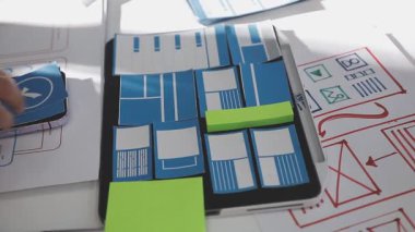 Akıllı telefondan cep telefonu ve uygulama kullanan adamı kapat