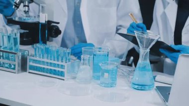 Laboratuvar, bilim ve teknoloji konseptinde mikroskopla çalışan bilim adamları