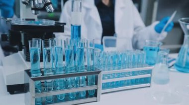 Arka planda laboratuvar asistanı