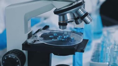 Bir laboratuvar mikroskobunu kapat