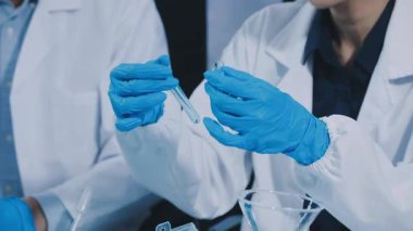 Laboratuvar asistanı bir test üzerinde çalışıyor