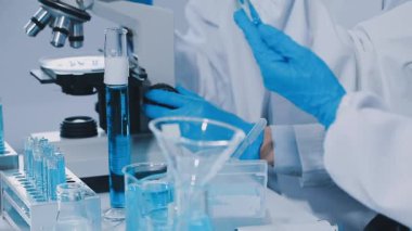 Laboratuvarda çalışan bilim adamına yakın çekim