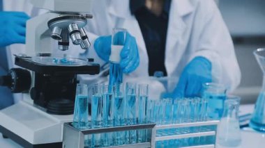 Laboratuvarda çalışan laboratuvar asistanının kapatılması