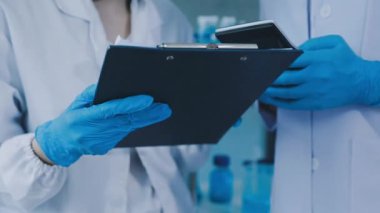 Laboratuvardaki bilim adamı. Doktor elinde bir tablet tutuyor..