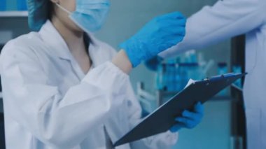 Laboratuvardaki bilim adamı. Bilimsel bir araştırmada çalışan bilim adamları