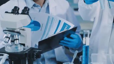 Test tüpü tutan bilim adamını kapatın.