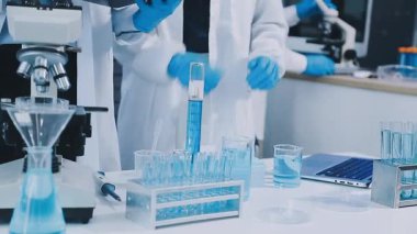 Laboratuvarda kimyasal test yapan bir bilim adamı. Bilim ve teknoloji kavramı.