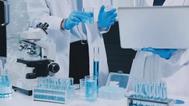 Laboratuvarda çalışan bilim adamları.