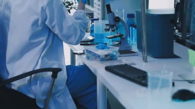 Laboratuvarda çalışan bilim adamı.