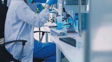 Mikroskopla laboratuvarda çalışan bilim adamı