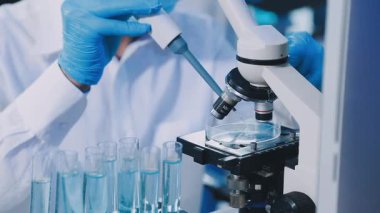 Laboratuvarda çalışan bir bilim adamı. laboratuar yardımcısı.