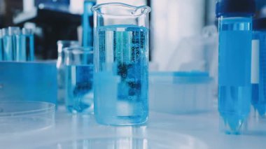 Mavi sıvılı laboratuvar cam tüpleri..