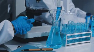 Mikroskopla çalışan bilim adamı