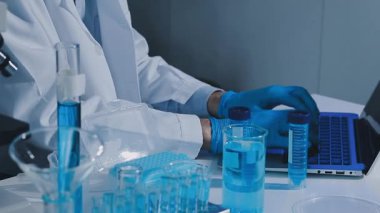 Laboratuvarda çalışan bilim adamı.