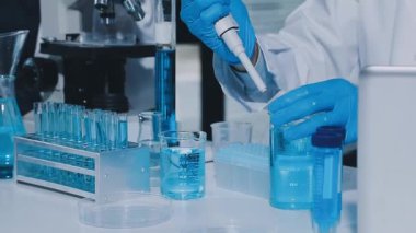 Laboratuvarda çalışan koruyucu giysili bilim adamına yakın plan.