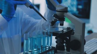 Mikroskopla çalışan laboratuvar asistanı