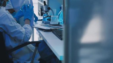 Laboratuvarda çalışan bilim adamları.