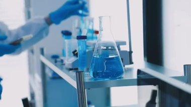 Laboratuvar test tüpleri ile çalışan bilim adamı.