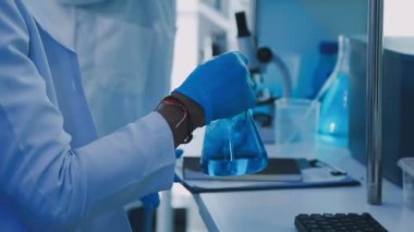 Modern laboratuvarda çalışan erkek bilim adamı