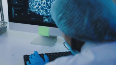 Tıbbi maskeli bir bilim adamının yakın çekimi.