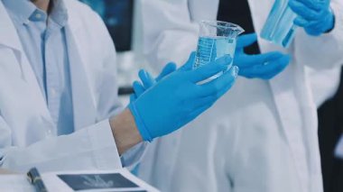 Laboratuvarda test tüpü olan bir bilim adamı.