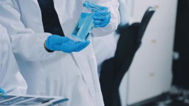 Test tüpü tutan bilimadamı