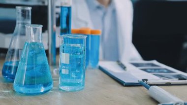 Klinik laboratuvarında çalışan araştırmacılar.