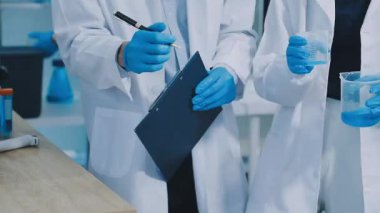 Laboratuvarda test tüpleri olan bilim adamı, yakın plan..