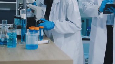 Bilim adamı holding tüp laboratuvarında sıvı ile