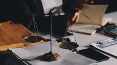 Hukuk, Yargıç Tokmak ve Adalet