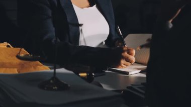 Ofiste belgeler üzerinde çalışan işadamı