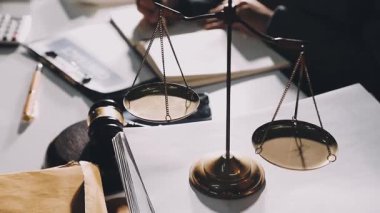 İş konsepti. Hukuk kavramı. Tokmak, adalet, hukuk ve hukuk