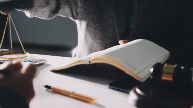 Avukat ya da avukat hukuk ve yasal belge üzerinde çalışıyor.