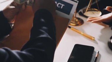 iş adamları laptop ile çalışma