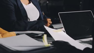 Genç işadamı kağıda yazıyor.