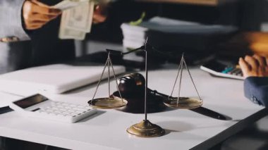 Ofiste çalışan avukat.