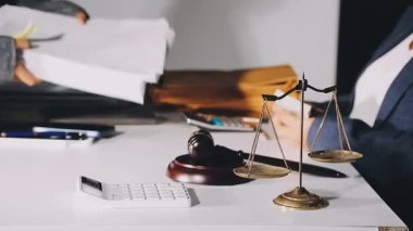 Ofisteki belgelerle çalışan işadamı avukatı