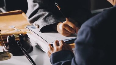 adam notlar yazıyor ve ofiste çalışıyor, orijinal fotoset