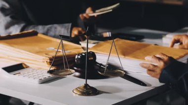 Yargıç tokmak ve avukat büroda evraklarla çalışıyorlar.