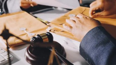 yakın çekim - bir adamın eli kalem ve bir hesap makinesi ile ahşap masa üzerinde.